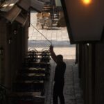 Cortesía perdida, puertas cerradas